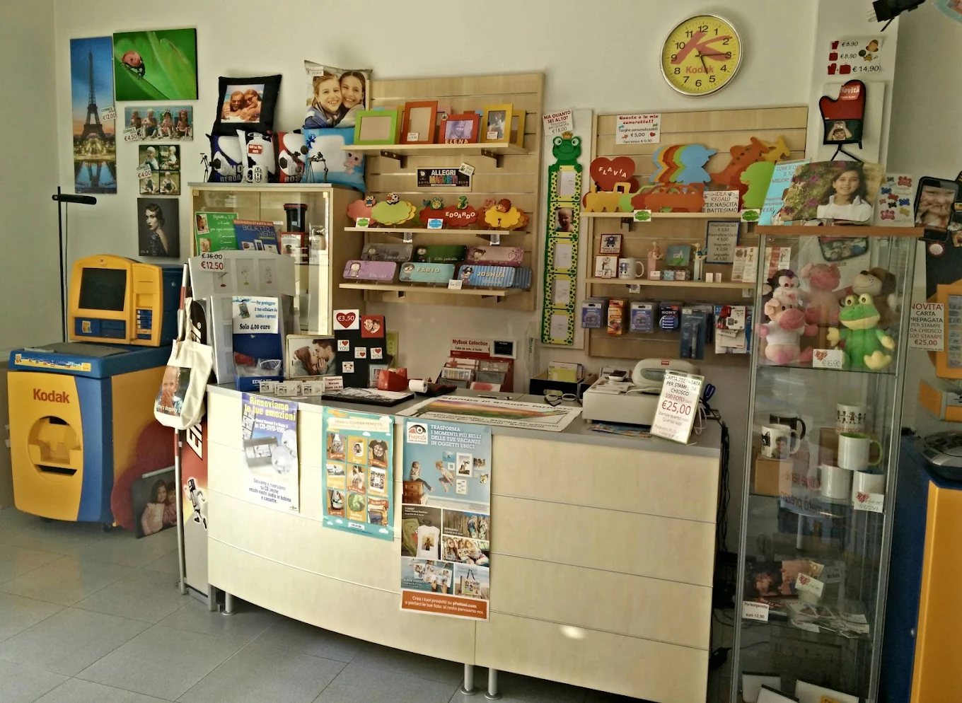 Vetrina Studio Fotografico Prontofoto ad Abbiategrasso